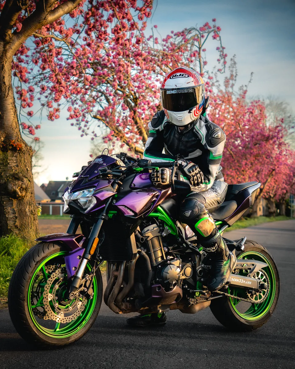 Motorrad unter blühenden Kirschbäumen