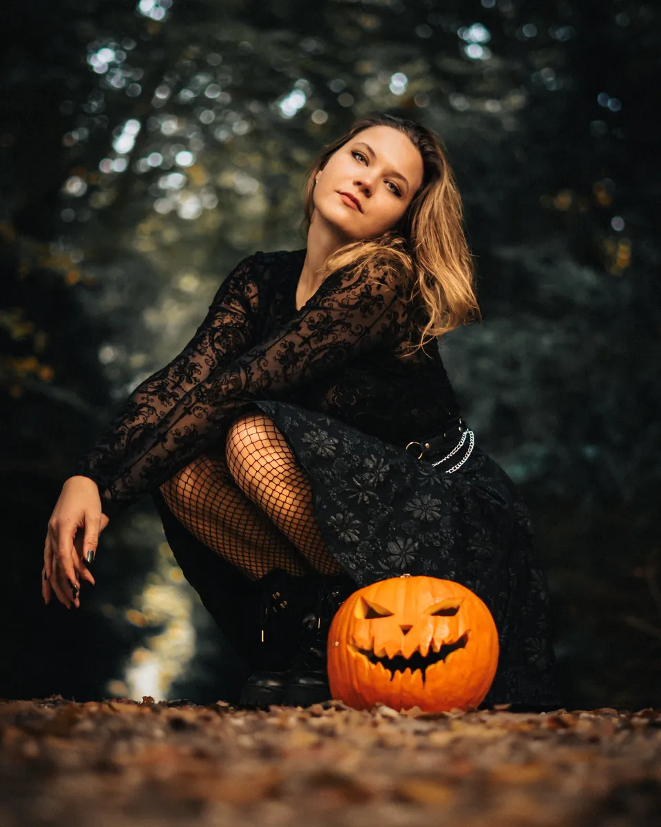 Halloween-Shooting mit Kürbis im Wald