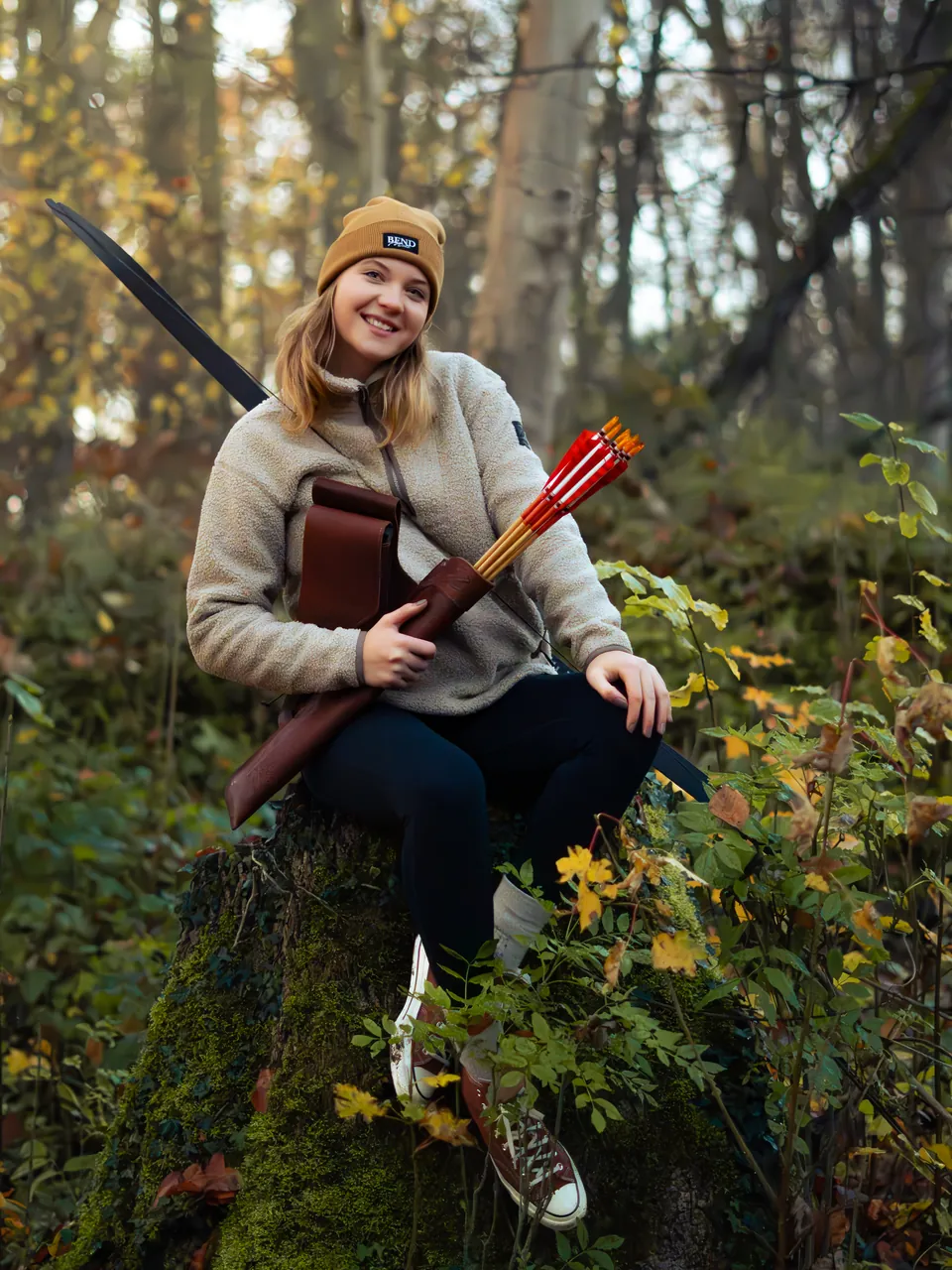 Frau mit Pfeil und Köcher im herbstlichen Wald