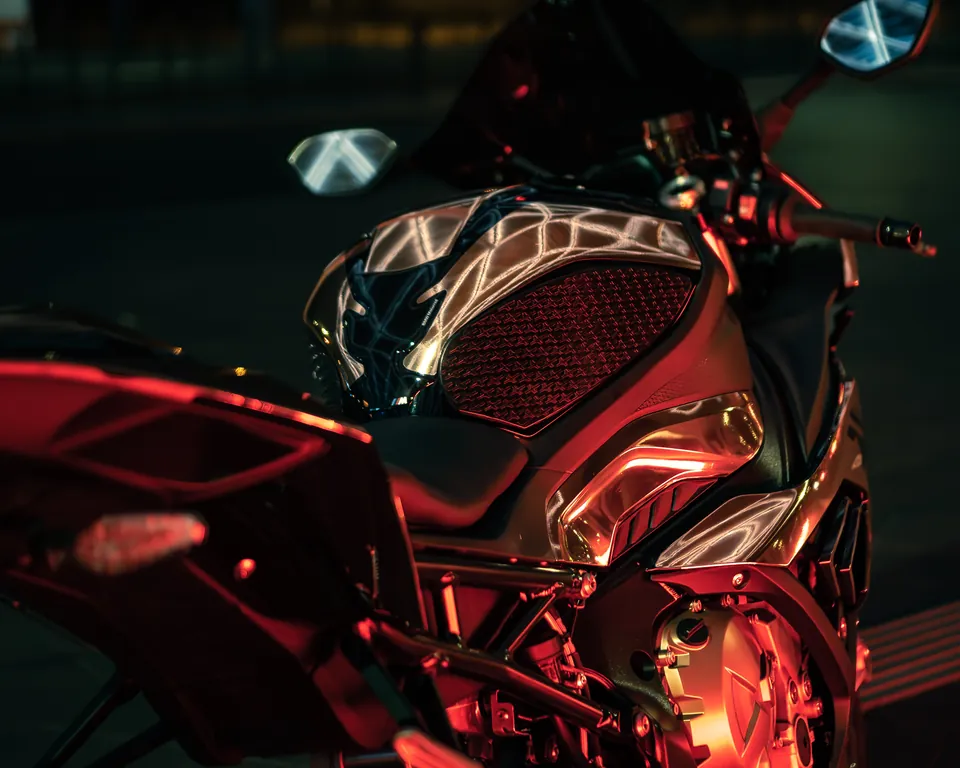 Detailaufnahme eines roten Motorrads bei Nacht