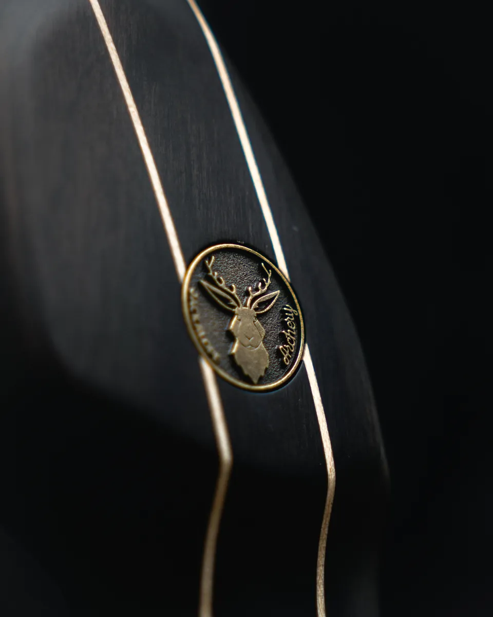Detail eines schwarzen Bogens mit Hirsch-Emblem